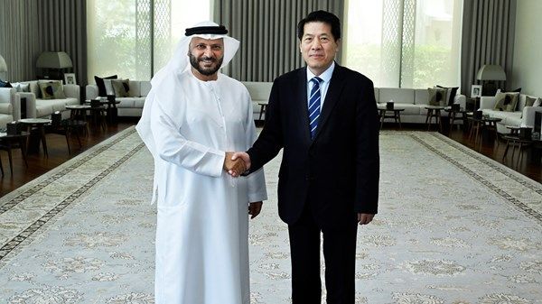 أنور قرقاش يلتقي الممثل الخاص للحكومة الصينية