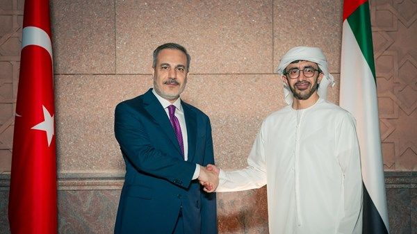 عبدالله بن زايد يبحث مع وزير خارجية تركيا العلاقات الثنائية وجهود خفض التصعيد بالمنطقة