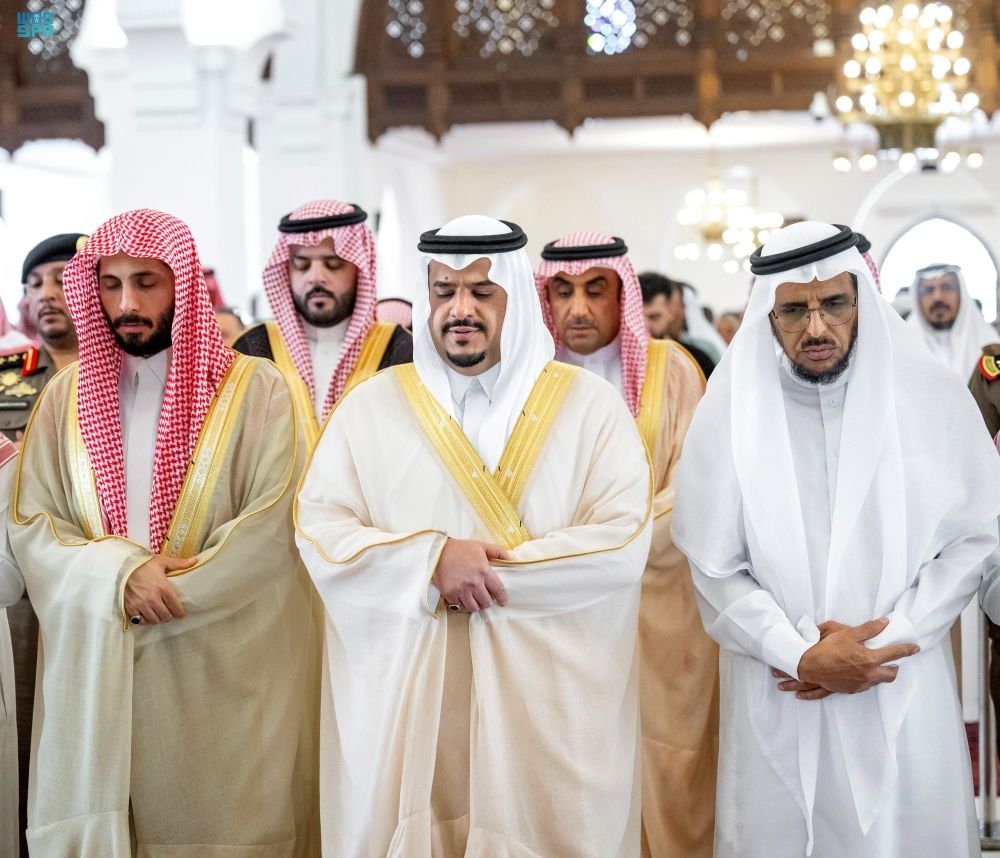 نائب أمير الرياض يؤدي صلاة الميت على والدة الأمير سلطان بن محمد بن عبدالعزيز آل سعود بن فيصل آل سعود