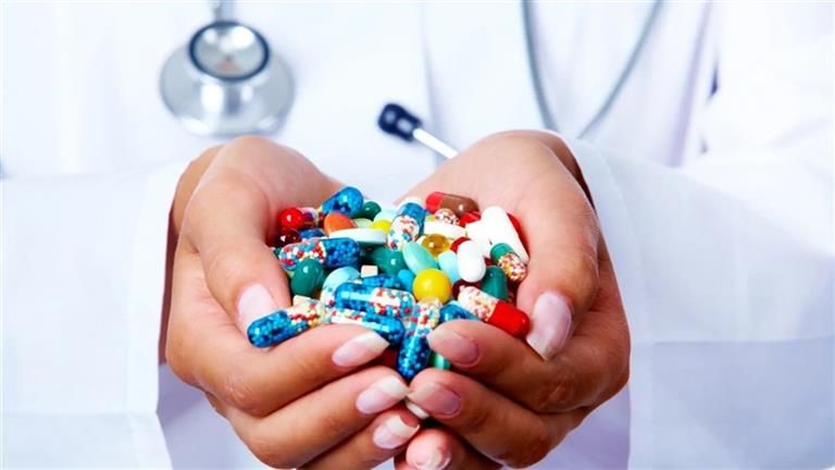 أسعار الأدوية وأعداد المرضى.. مخصصات العلاج على نفقة الدولة تثير أزمة داخل البرلمان