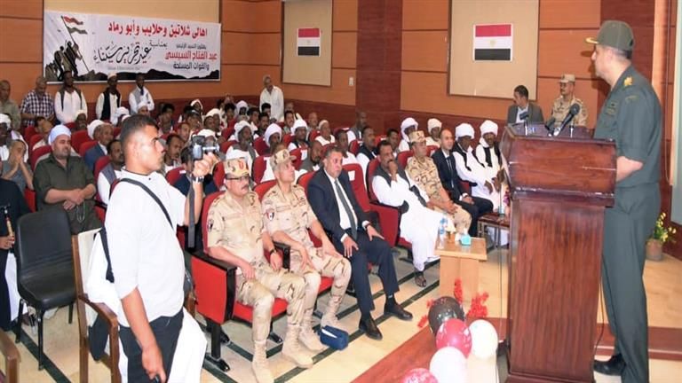 قائد المنطقة الجنوبية العسكرية يلتقي شيوخ وعواقل حلايب وشلاتين - صور