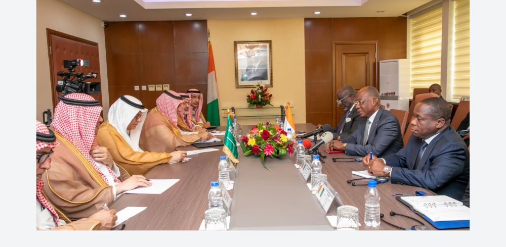 وزير البيئة يبحث مع مسؤولين إيفواريين الاستثمار الزراعي والأمن الغذائي