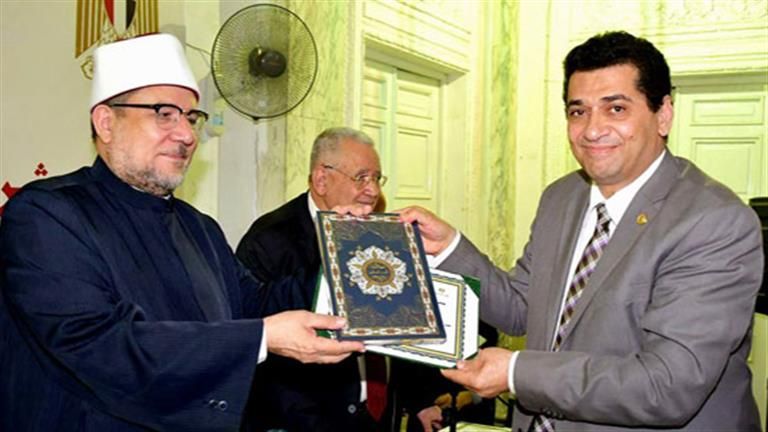 "الأوقاف" تكرم عضوا بـ الأعلى للشئون الإسلامية" لمشاركته بالأنشطة الرمضانية بالمساجد