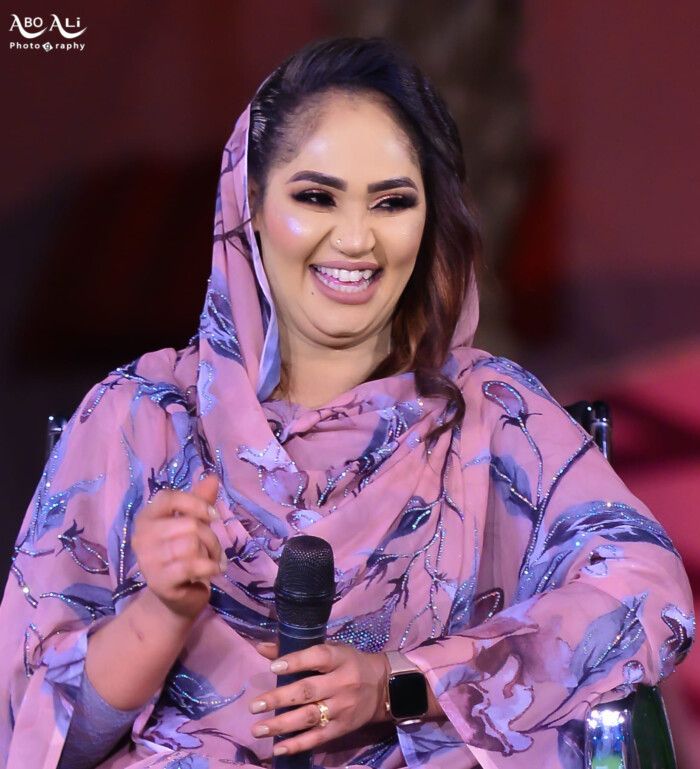 شاهد.. الفنانة عشة الجبل تطلق أغنية جديدة تدعم فيها الجيش وتسخر من قوات الدعم السريع: (قالوا لي الجيش دخلا الدعامة حطب القيامة جاهم بلاء)