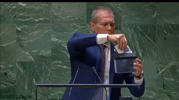 سفير إسرائيل يمزق ميثاق الأمم المتحدة عقب مصادقتها على فلسطين كعضو