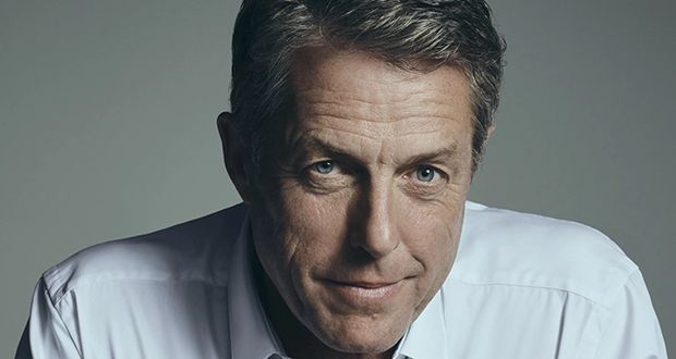 هيو غرانت يهاجم شركة “آبل”: “تدمير التجربة الإنسانية”