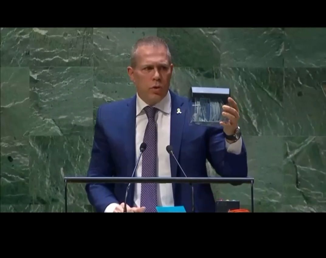 سفير إسرائيل يمزق ميثاق الأمم المتحدة عقب مصادقتها على فلسطين كعضو