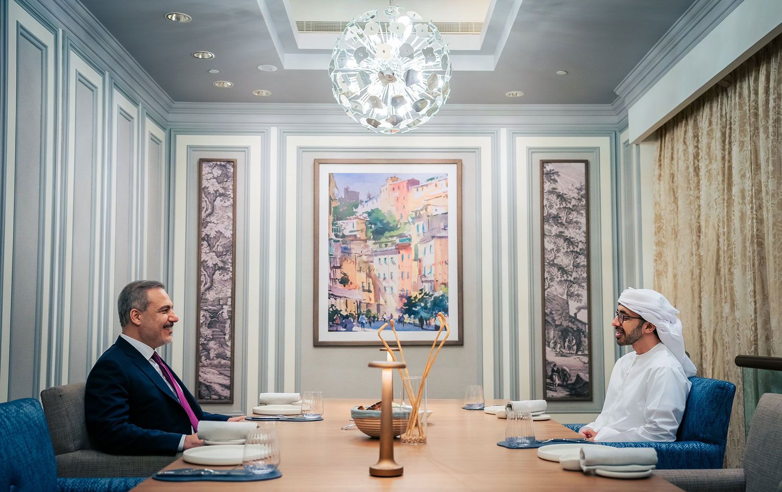 الخليج اليوم .. عبدالله بن زايد يستقبل وزير خارجية تركيا ويبحثان العلاقات الثنائية وجهود خفض التصعيد بالمنطقة