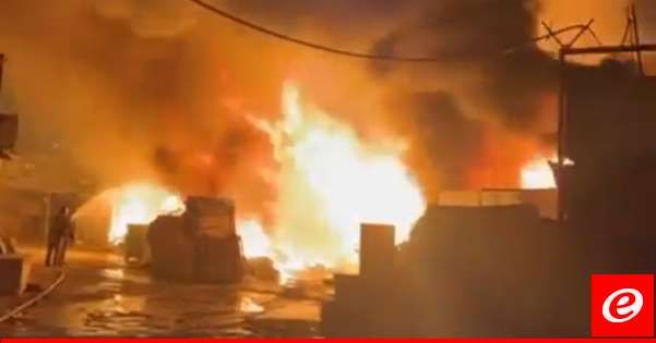 حريق ضخم في الشويفات داخل معمل للأخشاب