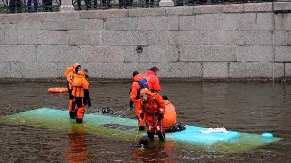 قتلى جراء سقوط حافلة في نهر بمدينة سان بطرسبرغ