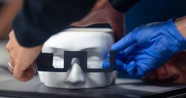 تكنولوجيا: علماء بجامعة ستانفورد يطورون نموذج أولى لنظارات واقع معزز مستقبلية.. تفاصيل