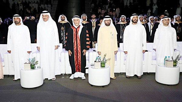 أحمد بن سعيد يكرم 256 خريجاً وخريجة من جامعة دبي