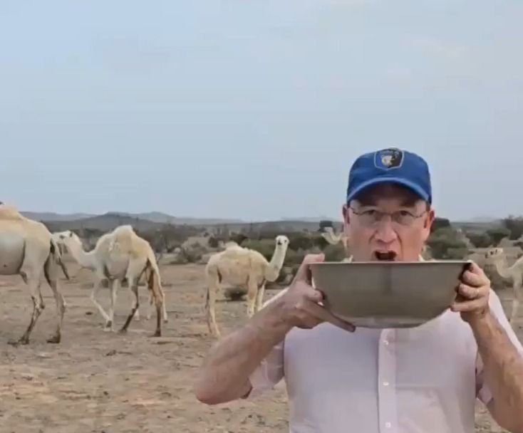 ردة فعل السفير الفرنسي بعد تناول حليب الإبل في الرياض .. فيديو