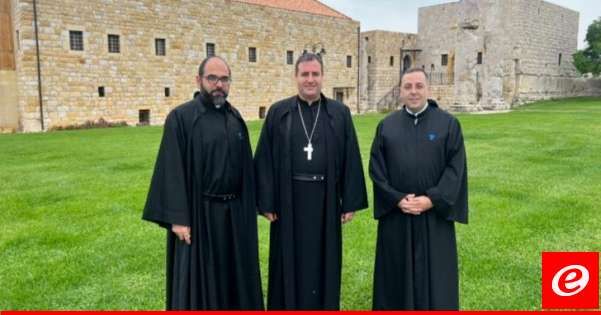 الأباتي رزق زار دير مار يوحنا المعمدان القلعة في بيت مري وجال في أقسامه