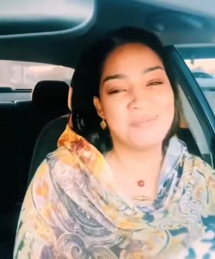 شاهد بالصورة والفيديو.. حسناء سودانية ترقص وتتمايل داخل سيارتها على أنغام الفنان الراحل ود الأمين: (وداعاً يا ظلام الهم على أبوابنا ما تعتب)