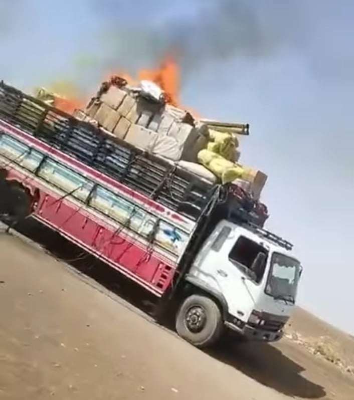 شاهد بالصورة والفيديو.. بطريقة “حريفة” ومدهشة نالت اعجاب الحاضرين.. سائق سوداني ينقذ شاحنته المحملة بالبضائع ويقودها للانقلاب بعد أن تعرضت لحريق هائل