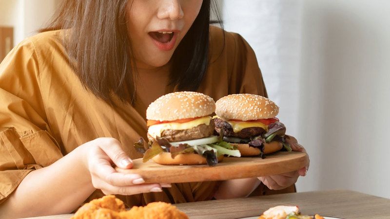 الامارات | أطباء يحذرون من «إدمان الأكل»:  عواقب الشراهة وخيمة