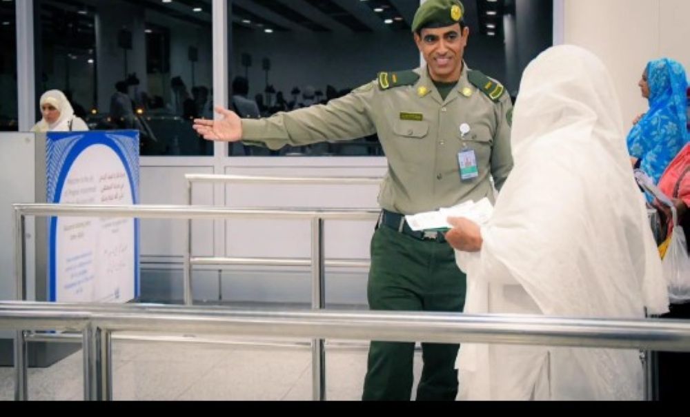 يسر وسهولة.. "الجوازات" تستقبل أولى رحلات ضيوف الرحمن من باكستان