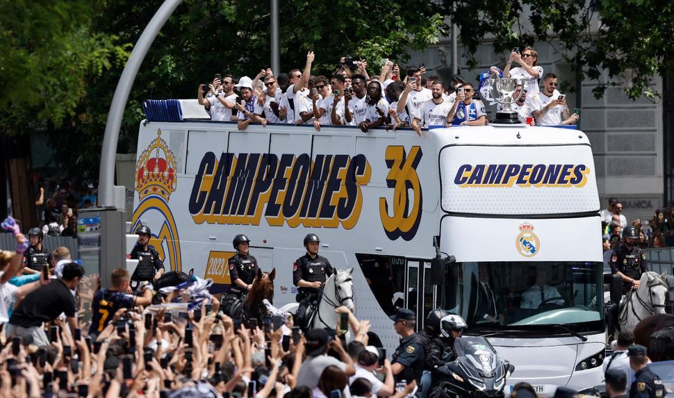 الامارات | ريال مدريد يحتفل بلقب الدوري الإسباني بين جماهيره