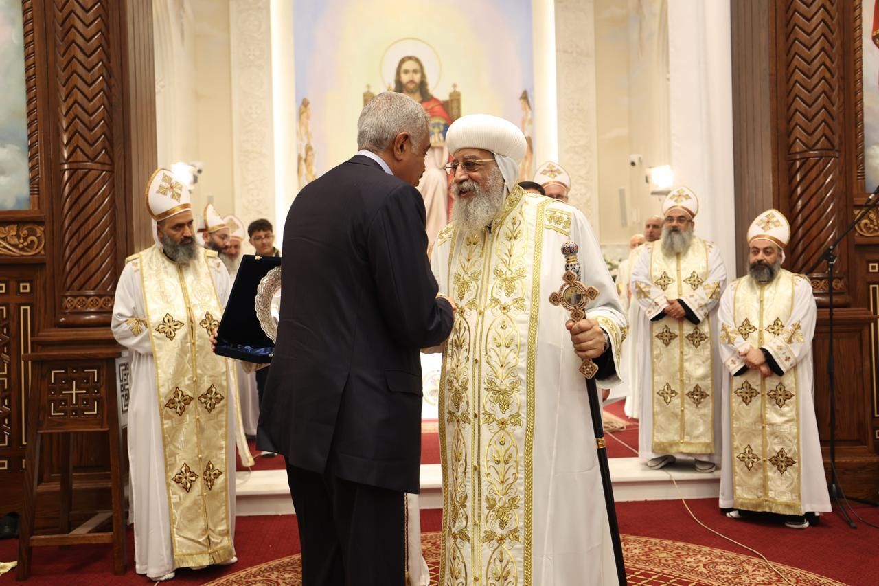 خلال تدشين كنيسة الرحاب.. البابا تواضروس يكرم هشام طلعت مصطفى