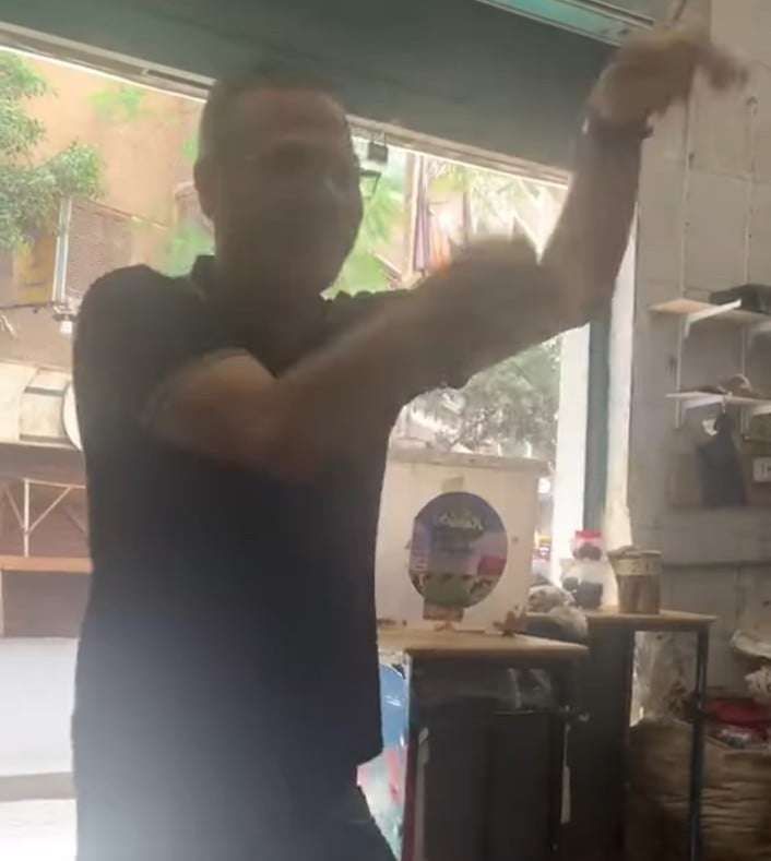 شاهد بالصورة والفيديو.. شاب مصري يقدم فواصل من الرقص الهستيري على أنغام أغنية الظار السودانية (البخور طلقو لي لولا) وساخرون: (تم تهكير الشعب المصري بنجاح)