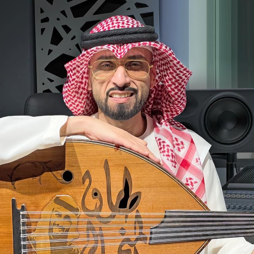 شاهد بالفيديو.. مطرب إماراتي يغني الأغنية السودانية الشهيرة (سامعلك نضم) بأحد المسارح بالإمارات وجمهور مواقع التواصل يسخر: (حتى لو غنيت براؤون يا رسول الله برضو ما عندنا ليكم حاجة)