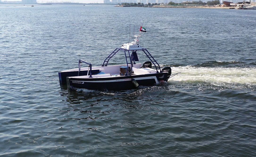 الامارات | بلدية دبي تُطلق كاشطة بحرية ذكية تعمل عن بعد لجمع المخلفات العائمة في الخور والقنوات المائية