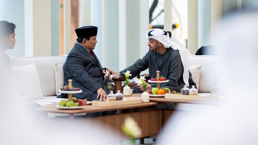 رئيس الدولة يبحث علاقات التعاون مع وزير الدفاع الإندونيسي ويمنحه «وسام زايد»