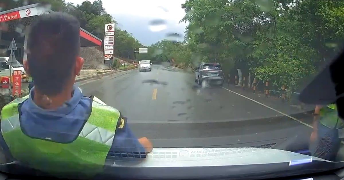 الامارات | شرطي يلقي بنفسه أمام سيارة لسبب غريب جداً