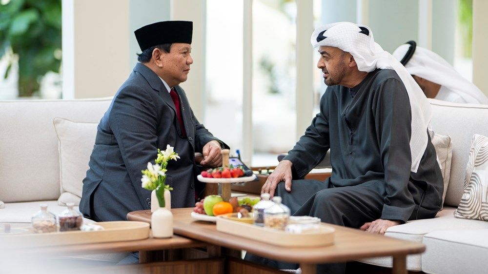 رئيس الدولة يبحث علاقات التعاون مع وزير الدفاع الإندونيسي ويمنحه «وسام زايد»