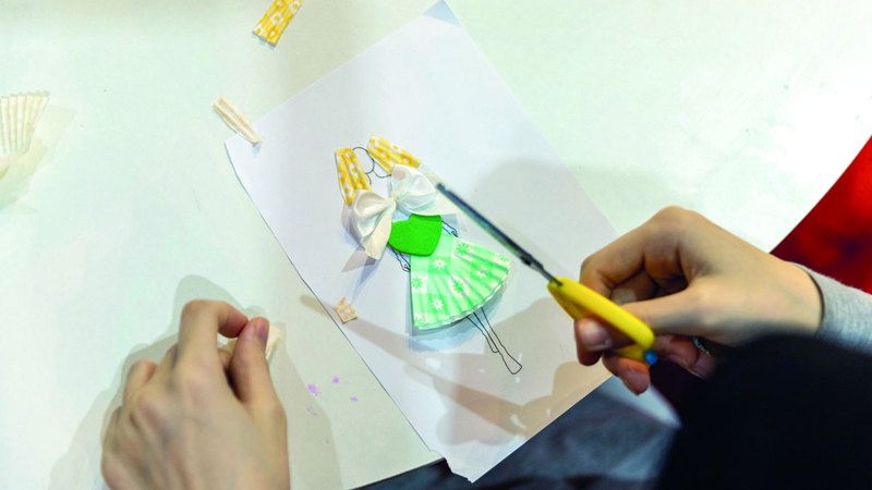 الامارات | يافعات يُصمّمن فساتين سريالية مزينة بالزهور وأوراق الشجر