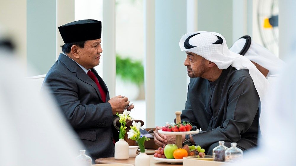 رئيس الدولة يبحث علاقات التعاون مع وزير الدفاع الإندونيسي ويمنحه «وسام زايد»