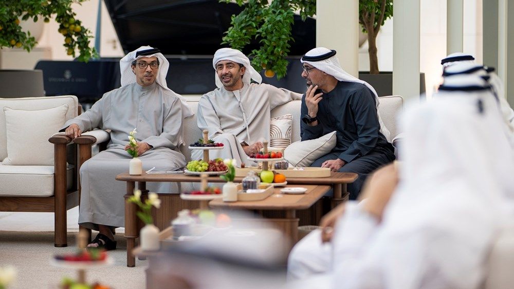 رئيس الدولة يبحث علاقات التعاون مع وزير الدفاع الإندونيسي ويمنحه «وسام زايد»