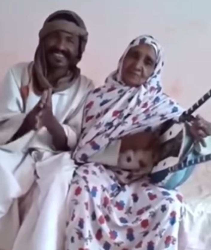 شاهد بالصورة والفيديو.. سيدة سودانية تبهر الأسافير وتخطف الأضواء بعزفها على “الطمبور” بطريقة مدهشة ومتابعون: (ملوك السلك رجال ونساء وشوايقة والبلد رايقة)