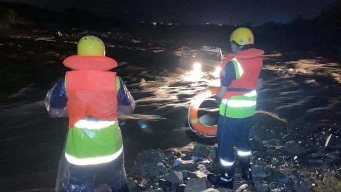 السعودية | وفاة مقيم وإنقاذ آخر احتجزهما سيل بالطائف