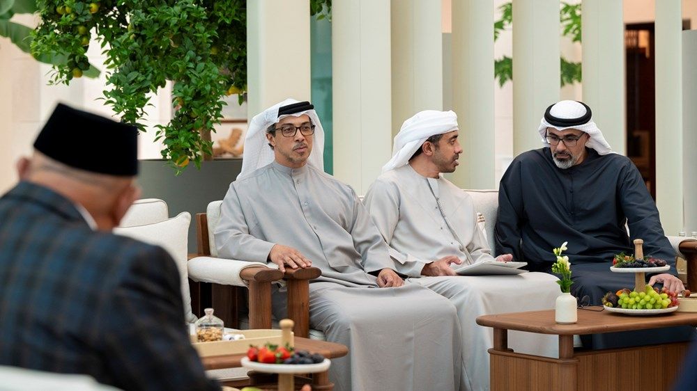 رئيس الدولة يبحث علاقات التعاون مع وزير الدفاع الإندونيسي ويمنحه «وسام زايد»