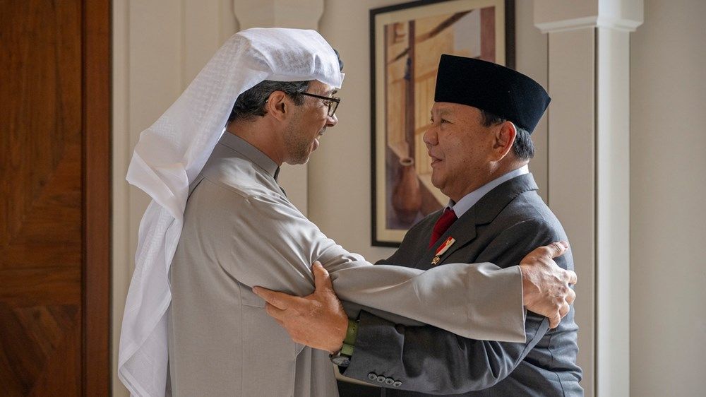 رئيس الدولة يبحث علاقات التعاون مع وزير الدفاع الإندونيسي ويمنحه «وسام زايد»