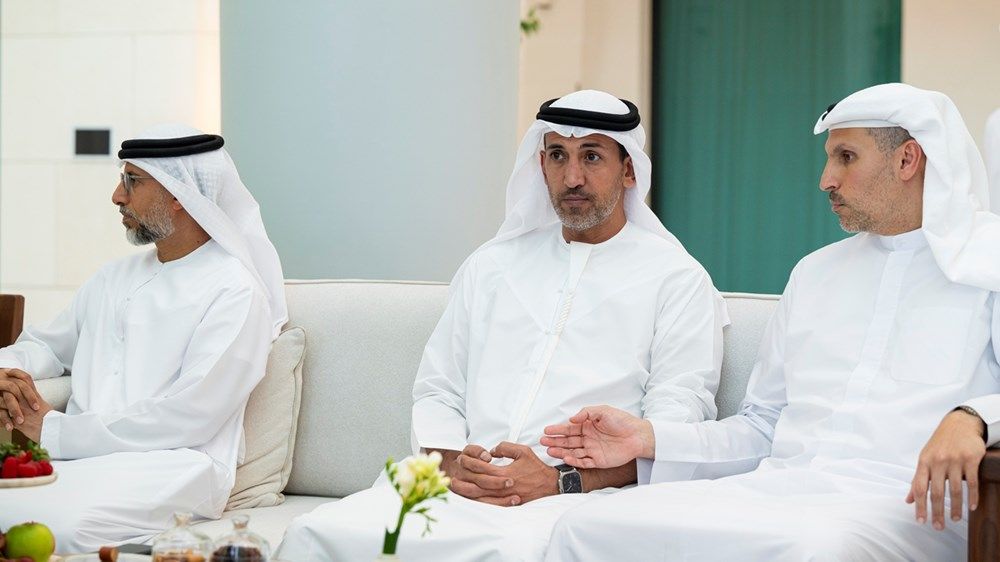 رئيس الدولة يبحث علاقات التعاون مع وزير الدفاع الإندونيسي ويمنحه «وسام زايد»