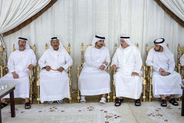 مكتوم بن محمد يقدم واجب العزاء في وفاة خالد عبيد أحمد المطيوعي