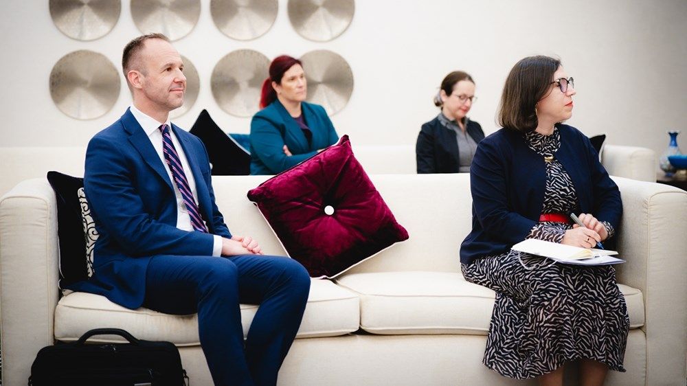 عبدالله بن زايد يبحث مع نائبة رئيس الوزراء وزيرة خارجية سلوفينيا التعاون الثنائي