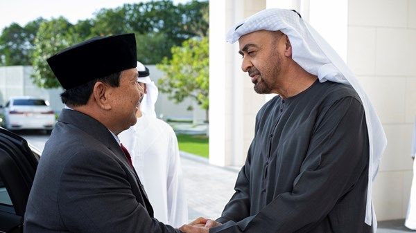 رئيس الدولة يبحث علاقات التعاون مع وزير الدفاع الإندونيسي ويمنحه «وسام زايد»