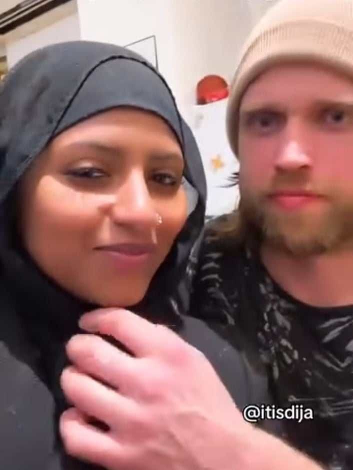 شاهد بالصورة والفيديو.. فتاة سودانية تظهر في لقطات رومانسية مع زوجها “الخواجة” وتصف زواجها منه بالصدفة الجميلة: (أجمل صدفة وأروع منها تاني ما أظن القى)