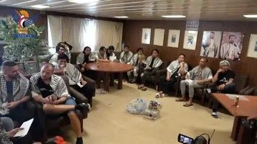 الخليج اليوم .. لأول مرة.. الصليب الأحمر يزور طاقم سفينة غالاكسي المحتجزة لدى الحوثيين