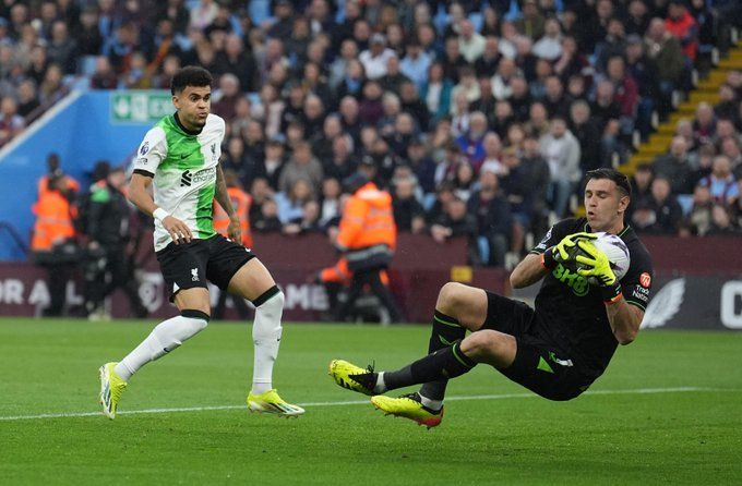 الامارات | فضيحة تاريخية في الدوري الإنجليزي بطلها أفضل حارس بكأس العالم (صور)