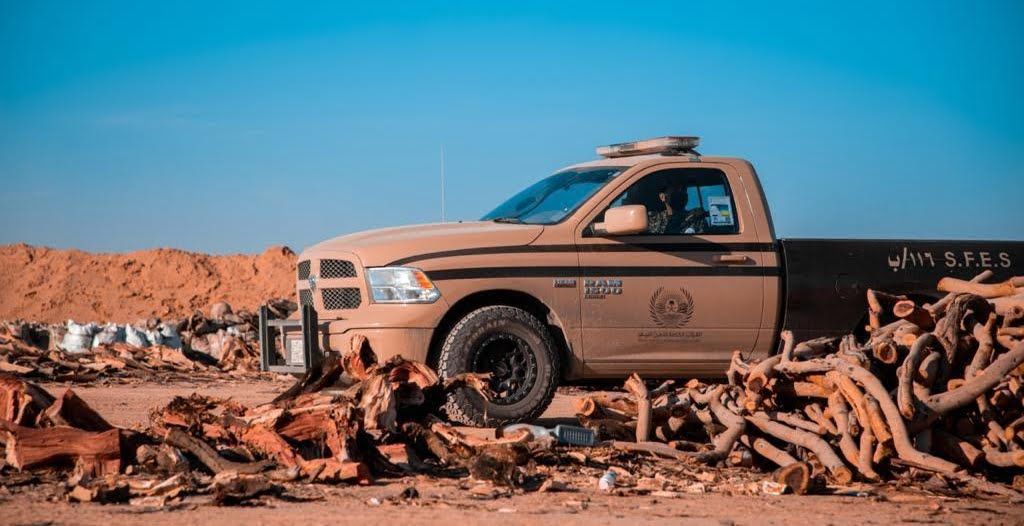 السعودية | القوات الخاصة للأمن البيئي تضبط مخالفًا لتلويثه البيئة بحرق مخلفات صناعية في منطقة مكة المكرمة