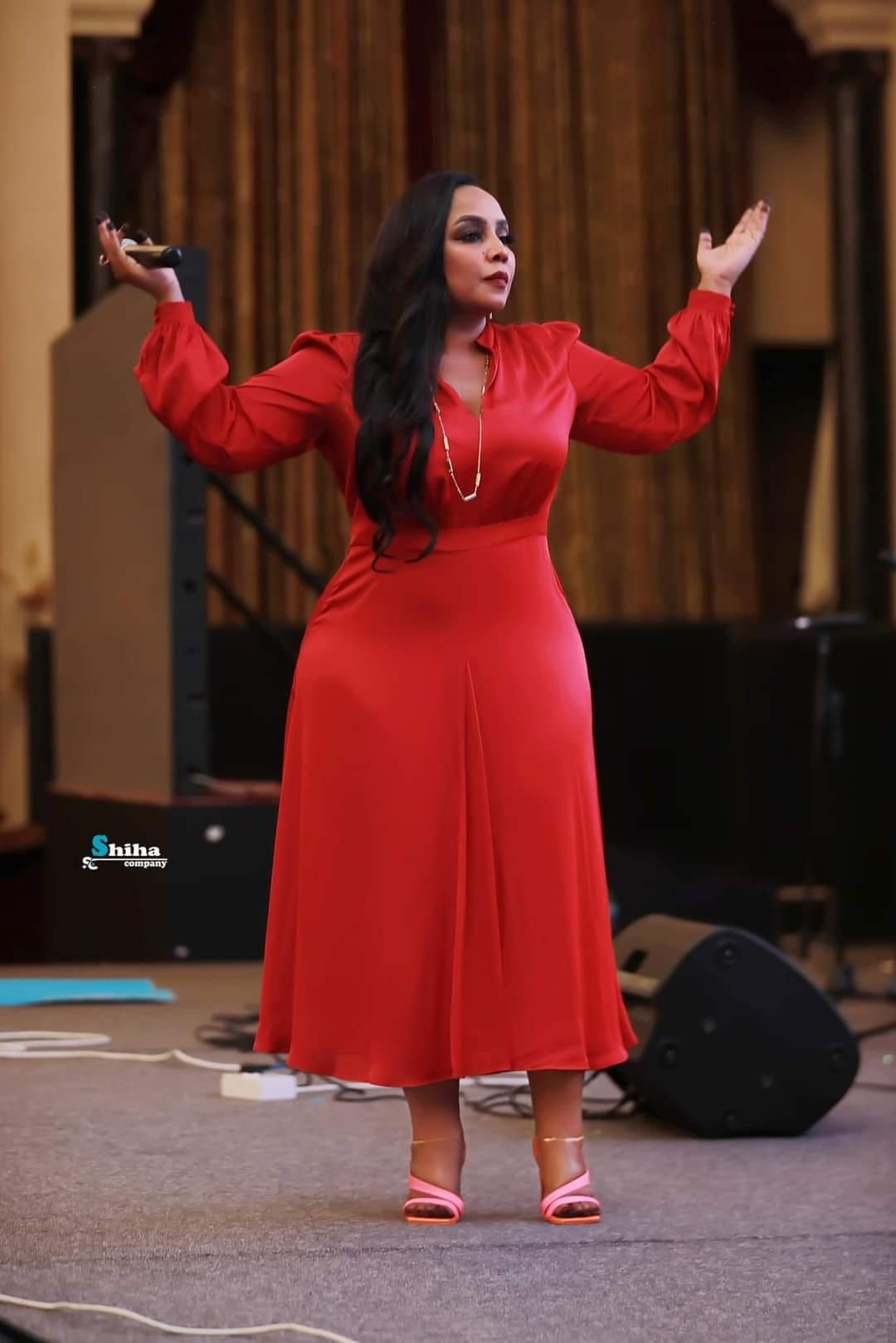 شاهد بالفيديو.. قابلتهم بالصدفة أثناء تكملة إجراءتها.. الفنانة هدى عربي تفاجئ عرسان داخل مقر السفارة السودانية بالإمارات وتغني لهم