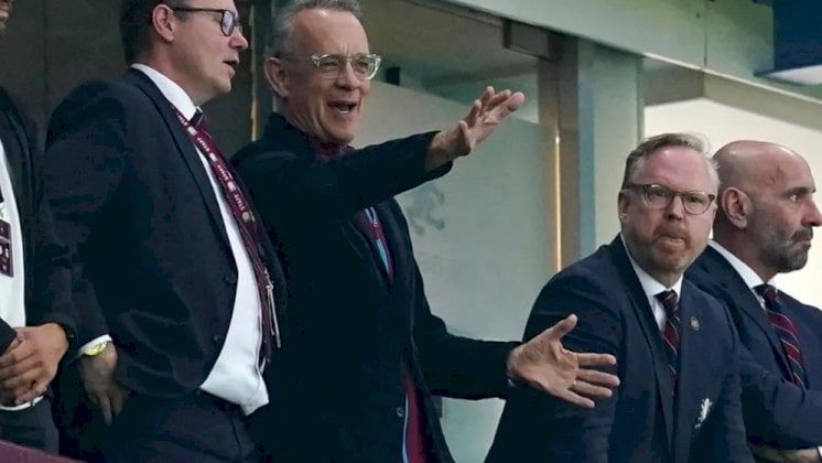 توم هانكس في المدرجات لمساندة أستون فيلا ضد ليفربول