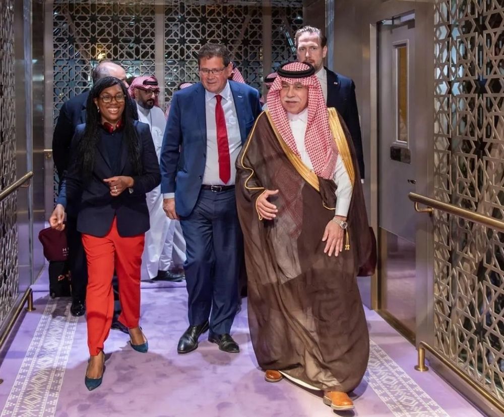 الرياض.. وصول الوفد البريطاني المشارك في مؤتمر (GREAT Futures)