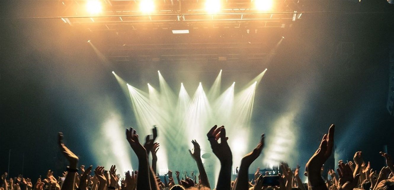 الامارات | بعد قفز مغني على جمهوره.. إصابة معجبة بالشلل أثناء حفل غنائي!