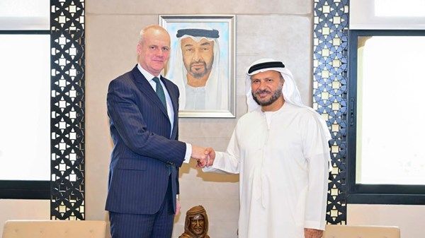 أنور قرقاش يلتقي مسؤولاً في "الناتو"